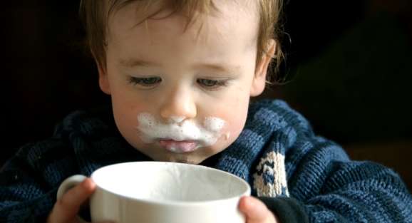 طرق لتشجيع الطفل على تناول الحليب