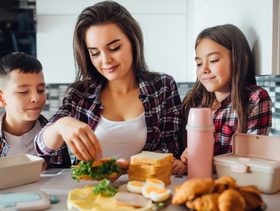 أنا أم لا أحضّر لطفلي الـ Lunchbox ولكن تأكدي أنه يتمتع بسندويشاته!