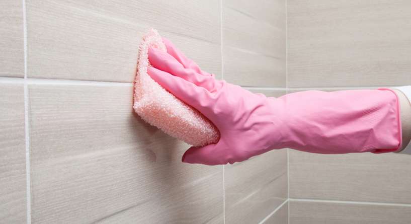 طرق تنظيف جدران الحمام من الترسبات والصابون والكلس