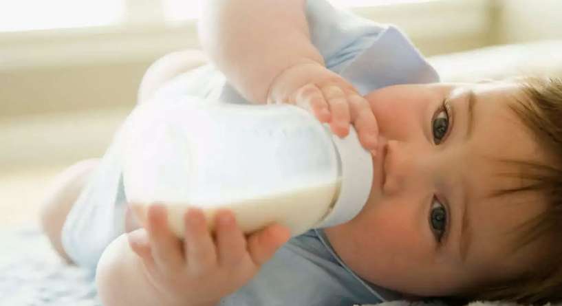 هل يضر شرب الحليب بعد الدواء للاطفال