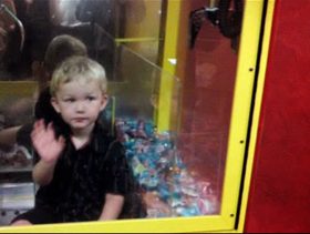 صور أطفال عالقين في أماكن غريبة