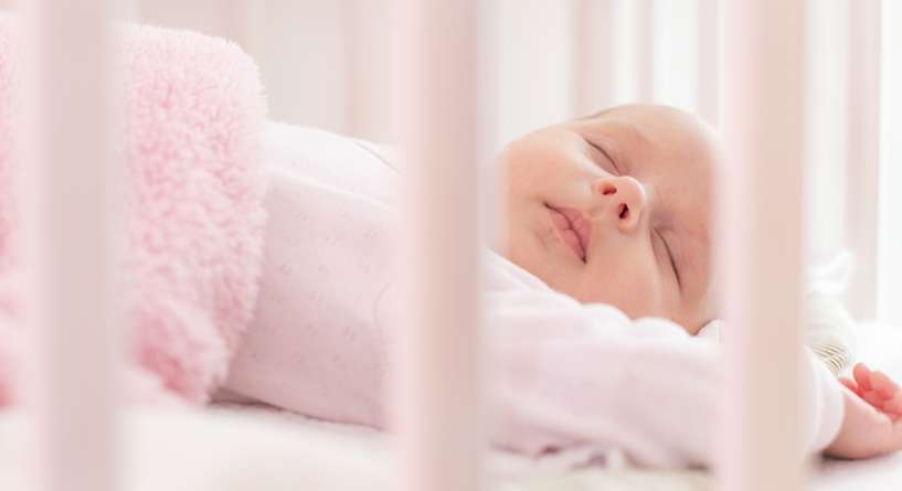 طرق الحفاظ على سلامة الطفل خلال النوم عندما يكون بعيداً عن نظرك