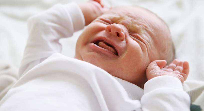 دراسة تكشف سبب بكاء طفلك الرضيع كلما ابتعدت عنه!