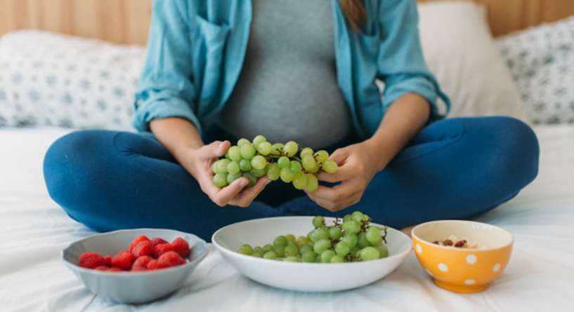 هل العنب مفيد للحامل في الاشهر الاولى وما اضراره عليها؟