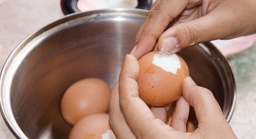 بالفيديو، طريقة غريبة لتقشير البيضة المسلوقة بثوانٍ!