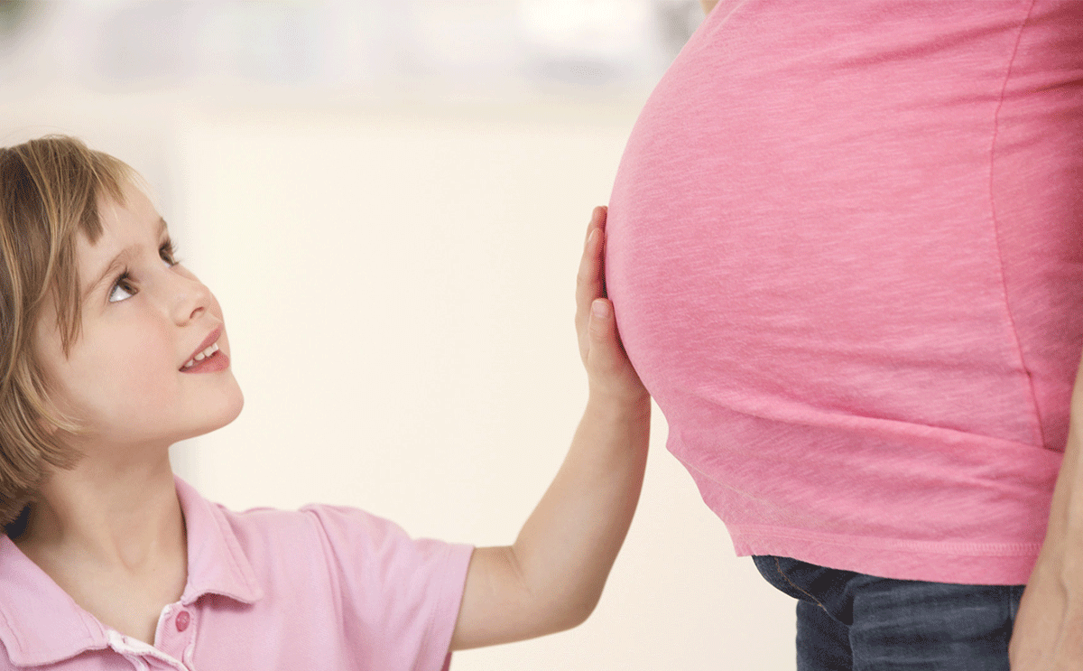 كيف تخبرين طفلك الأول بأنك حامل حسب عمره