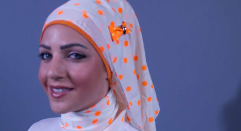 موديلات حجاب برتقالي منقط | موضة عصرية، فاشون، الشعر