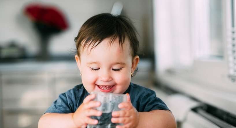 فوائد شرب طفلك بكوب مفتوح بدءًا من 6 أشهر توفّر عليك الكثير