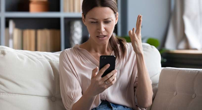 مواضيع تجنبي مناقشتها مع زوجك عبر واتساب