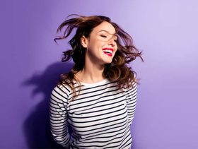 طريقة استخدام خلطة الحناء لتنعيم الشعر كالحرير