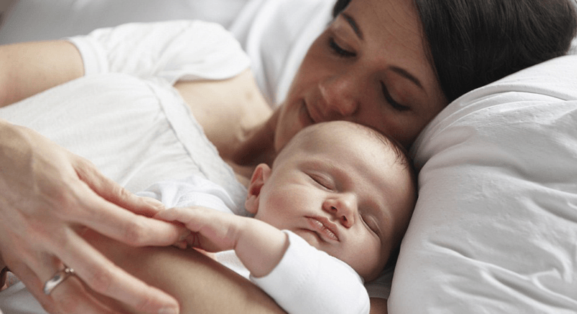 نوم الاطفال بجانب اهلهم يزيدهم ثقة بانفسهم