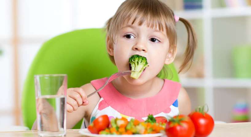 اهمية الغذاء للطفل الفوائد والاساسيات