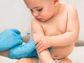 اكتشفي ماهي الحالات التي يمنع فيها تطعيم الطفل وانواع اللقحات التي يحتاجونها!