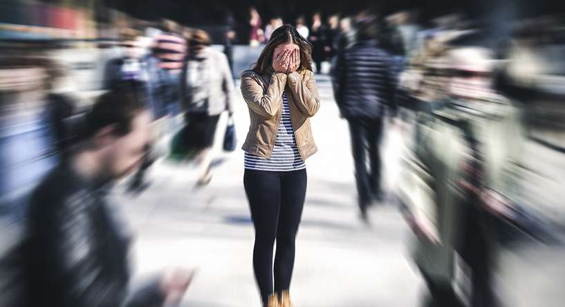 اكتشفي اسباب واعراض وطرق علاج الخوف من الناس!