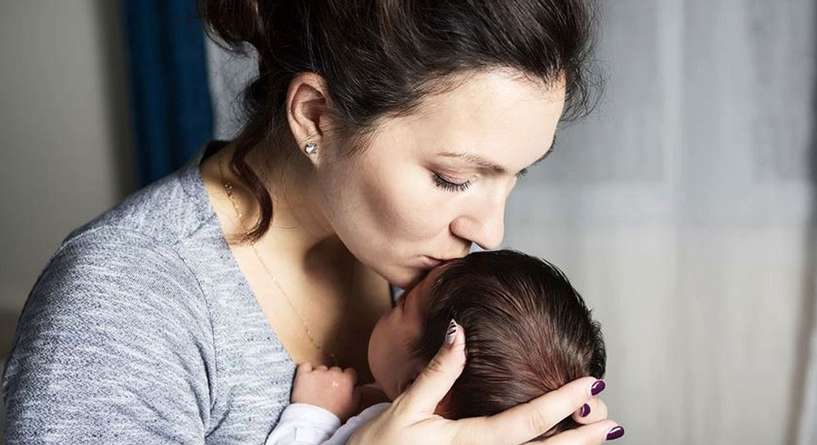 دراسة تكشف تأثير رائحة الطفل على الأم