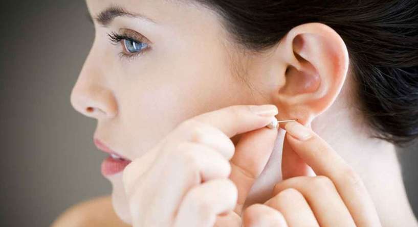 سبب رائحة اقراط الأذن الكريهة
