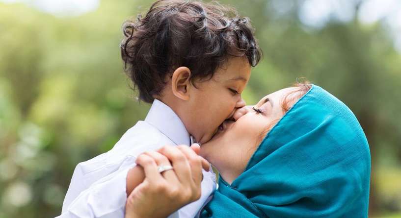 مخاطر تقبيل الأطفال على الفم