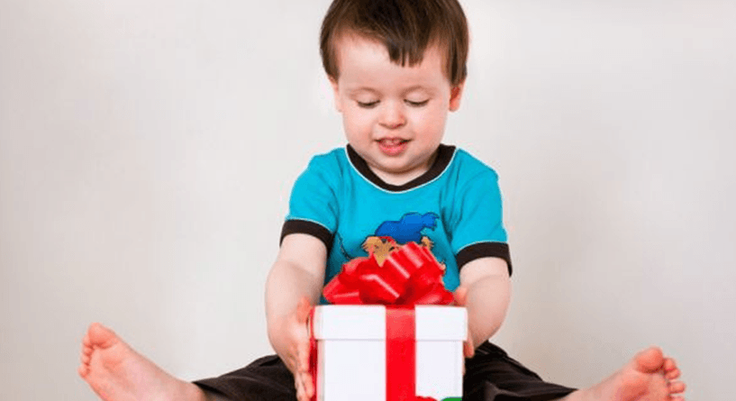 هذا ما يحدث في نفسية طفلك عندما تقدمين له الكثير من الهدايا باستمرار!