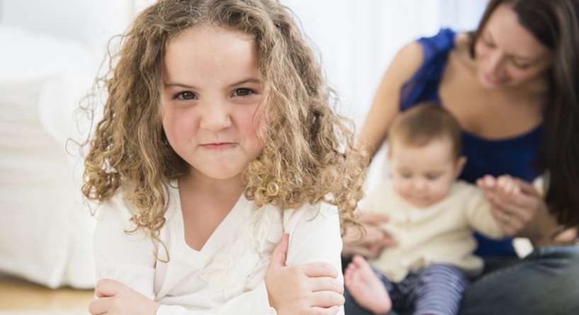 كيف يمكن علاج غيرة الطفل من المولود الجديد وما الاسباب؟