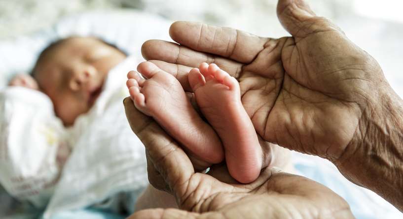 لماذا يغفو الأطفال مع الجدات أفضل وأسرع من الأمهات