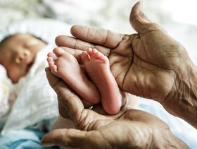 لماذا يغفو الأطفال مع الجدات أفضل وأسرع من الأمهات