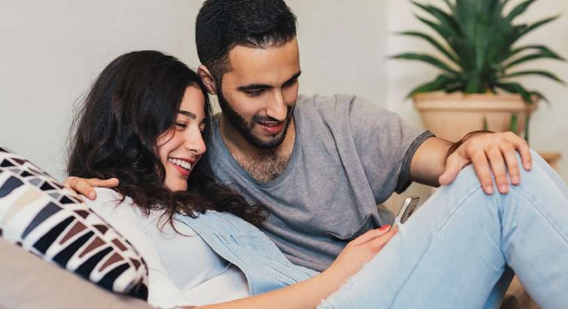 اشارات تدل ان زوجك رومنسي كثيراً