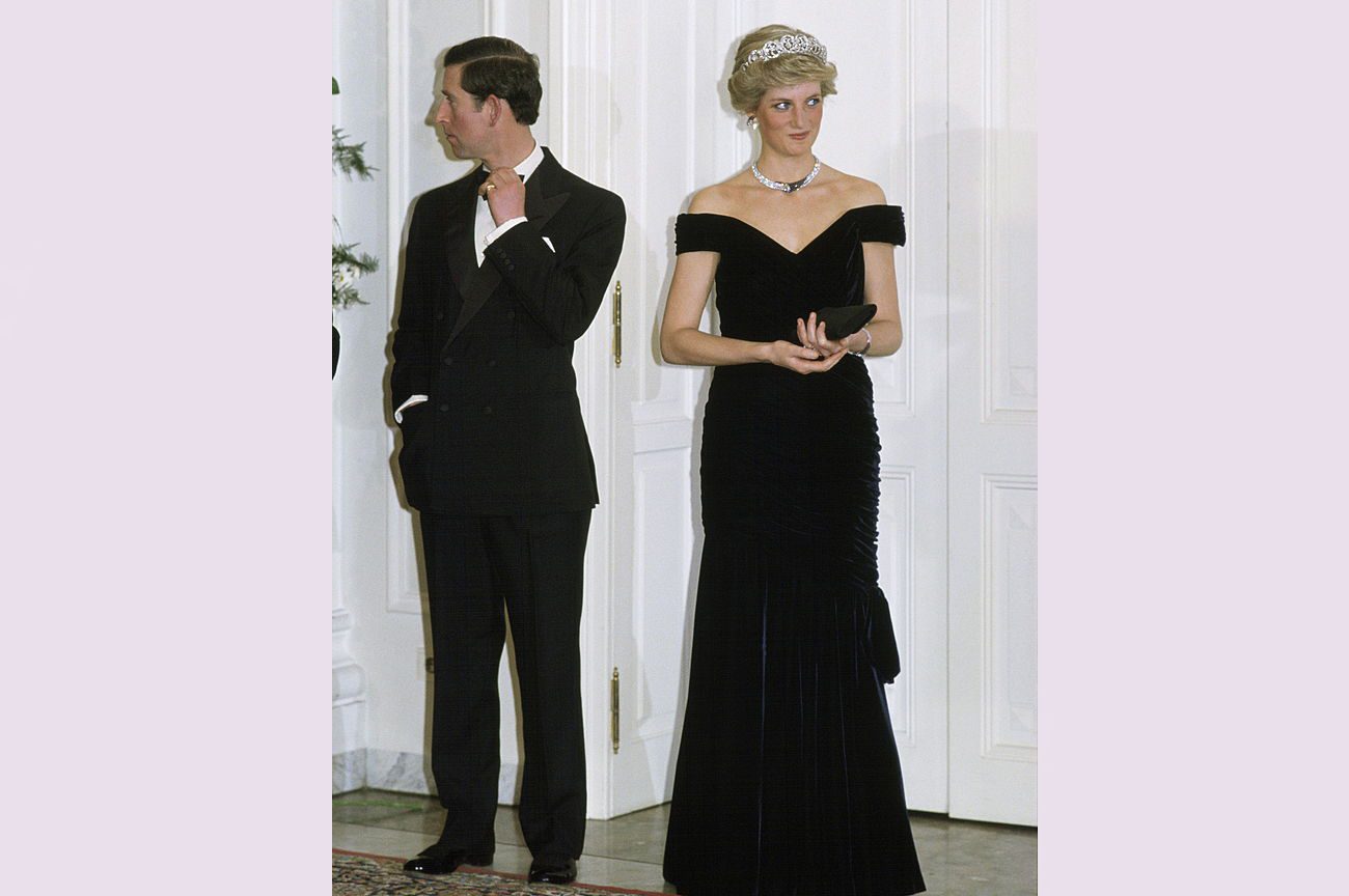 أمر غريب غير ملحوظ من قبل في صور الأميرة الراحلة ديانا وزوجها الأمير تشارلز