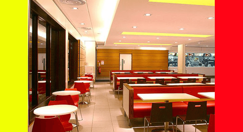 سر اللون الأصفر والأحمر في مطاعم الوجبات السريعة