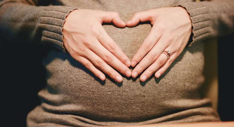 جنينك يحتاج إلى كل دقيقة في الرحم وإليك الأسباب