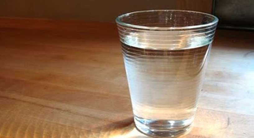 اهمية وضع الام كوب من الماء تحت السرير
