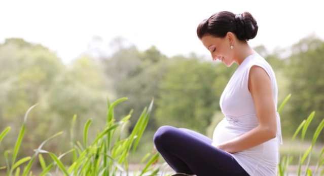 هل من الطبيعي ألا تظهر على الحامل بوادر الحمل؟