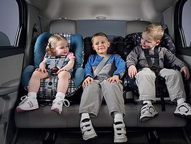 قوانينن المرور في الامارات | مقاعد الاطفال في السيارة