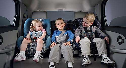 قوانينن المرور في الامارات | مقاعد الاطفال في السيارة