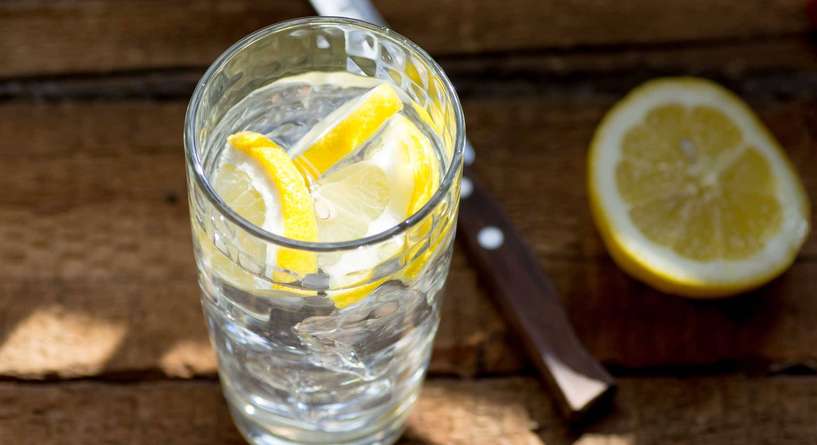 تحذير من طلب الماء أو المشروبات الغازية مع شرائح الليمون في المطاعم