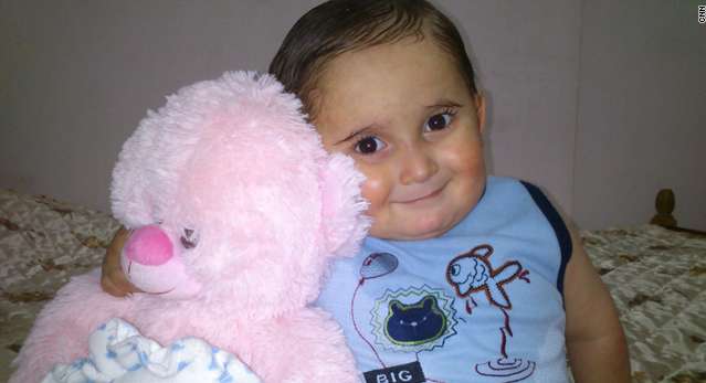 الطفل "عمر" يُقاوم المرض بالأمل