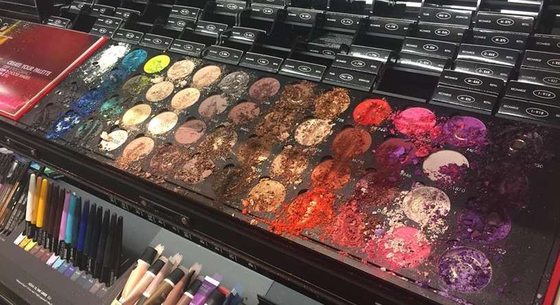 طفل تسبب بأضرار وصلت إلى 1600 دولار في رحلة تسوق مع والدته