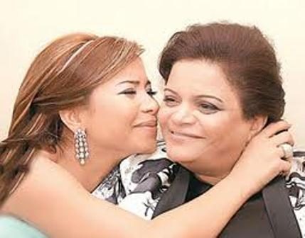 صور شيرين عبد الوهاب مع والدتها وابنتيها
