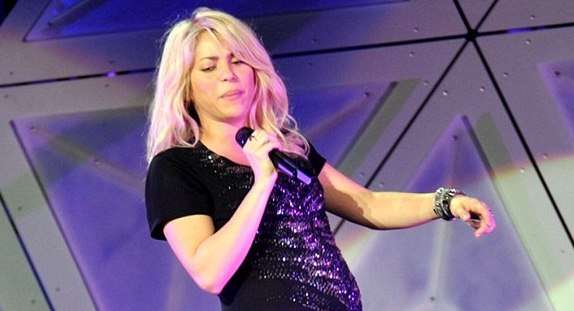 بيكيه يستغل حمل شاكيرا ويخدع جمهوره!