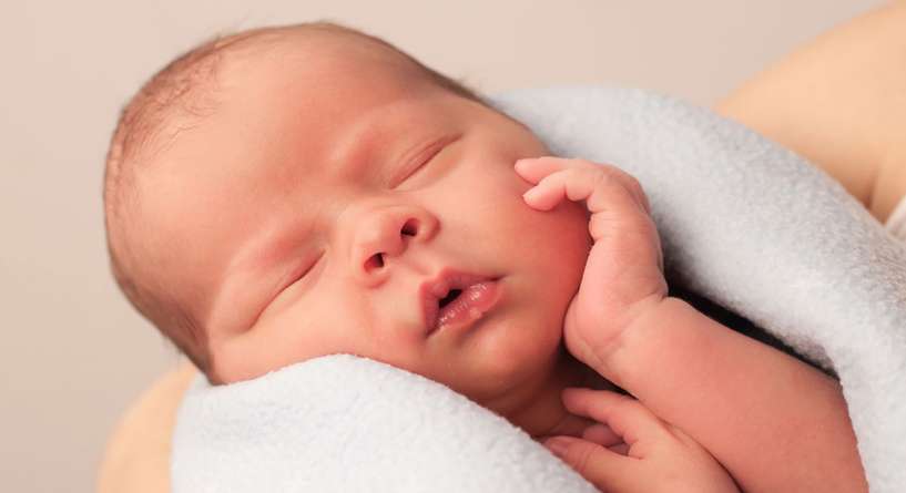 اسباب عدم بكاء الطفل حديث الولادة