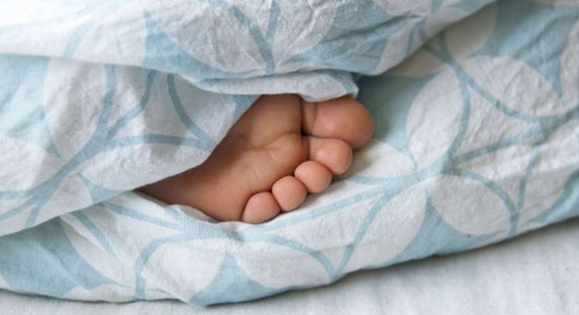 اسباب وضع القدمين خارج الغطاء اثناء النوم