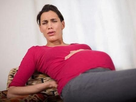 آلام البطن خلال الحمل: متى تكون خطيرة؟