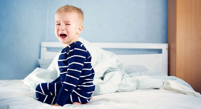 ما سبب بكاء الطفل بعمر ثلاث سنوات ليلا وعلاجه؟
