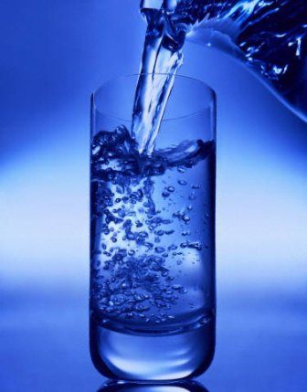 إلى ماذا يؤدي الإقلال أو الإكثار من شرب المياه؟