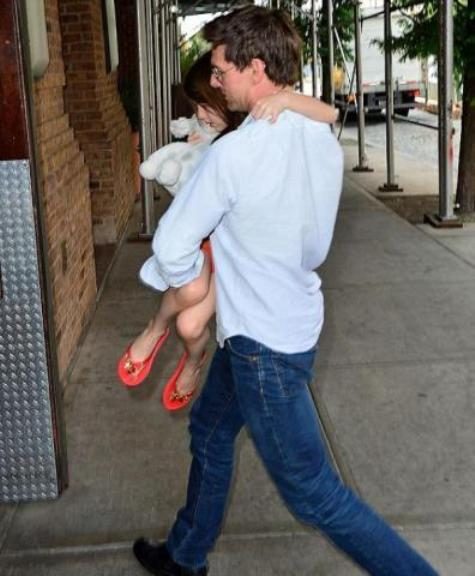 توم كروز مع ابنته بعد الطلاق