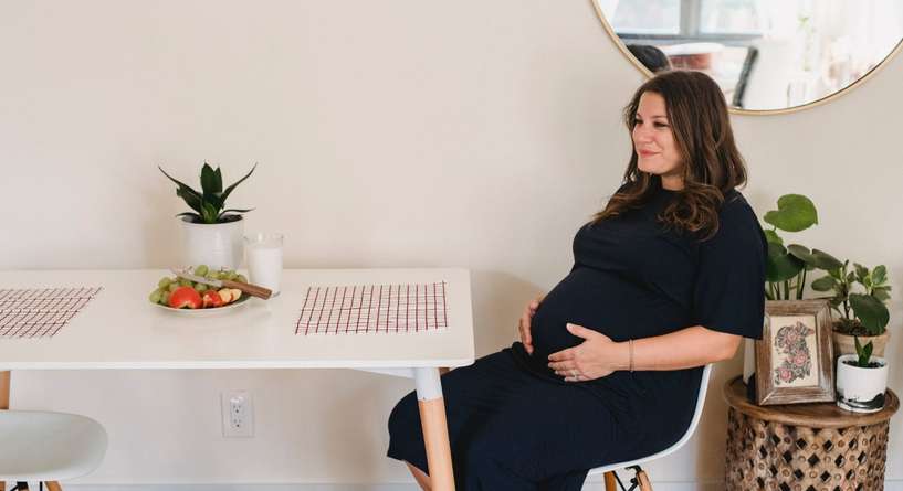 هل الجلوس يؤثر على الجنين وكيف يؤذي حملك