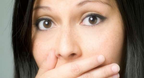اسباب رائحة الفم نتيجة مرض | علاج رائحة الفم