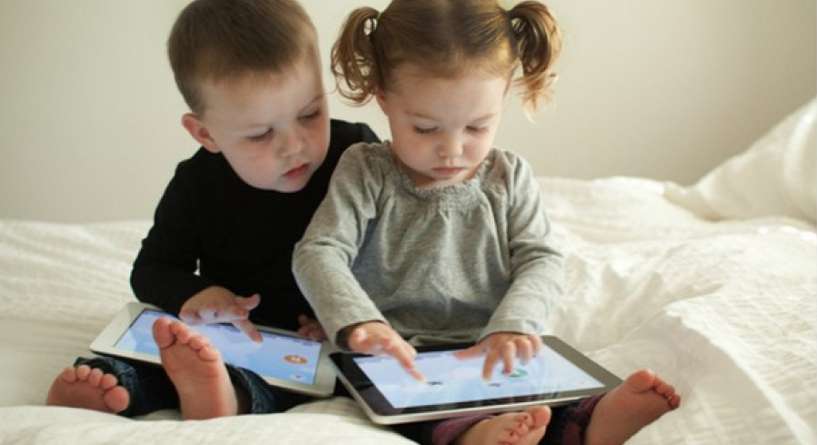 دراسة عن تعرض الطفل للشاشات الإلكترونية خلال النهار يؤثر سلباً على نوعية نومه