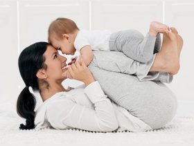 كيفية تعويد الرضيع على قضاء الوقت على بطنه