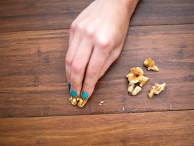 5 حيل منزلية فعالة لإزالة الخدوش عن الأثاث