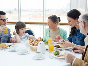 فوائد تناول الطعام معًا كعائلة